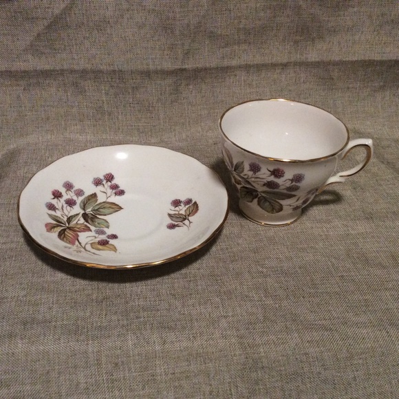 Vintage Royal Vale Teacup and Saucer - Picture 2 of 4